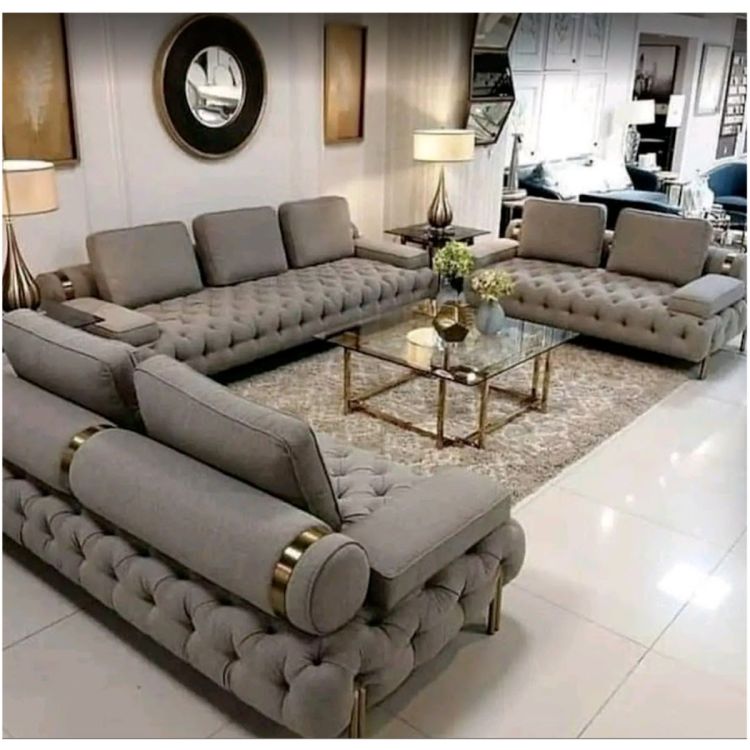 Salon Capitonné Luxe – 7 à 9 Places – Tissu Gris Taupe – Accoudoirs et Pieds Dorés – Disponible à la commande avec production rapide