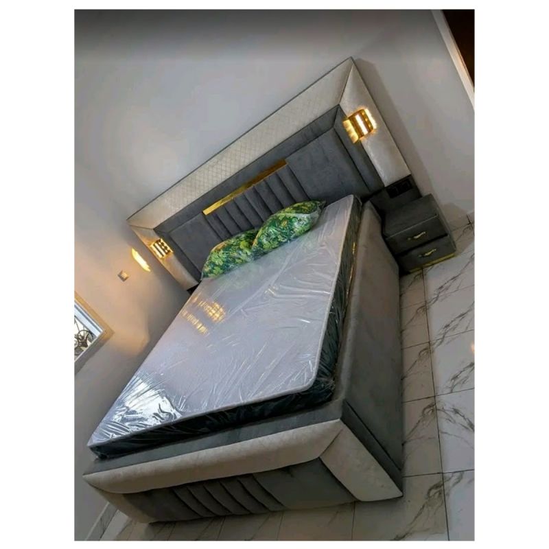 Lit Complet Capitonné LED Bicolore + Table de Chevet + Matelas Semi-Orthopédique – Modèle Gris Prestige + 2 Oreillers – Gris Clair & Gris Anthracite (disponible en fabrication)