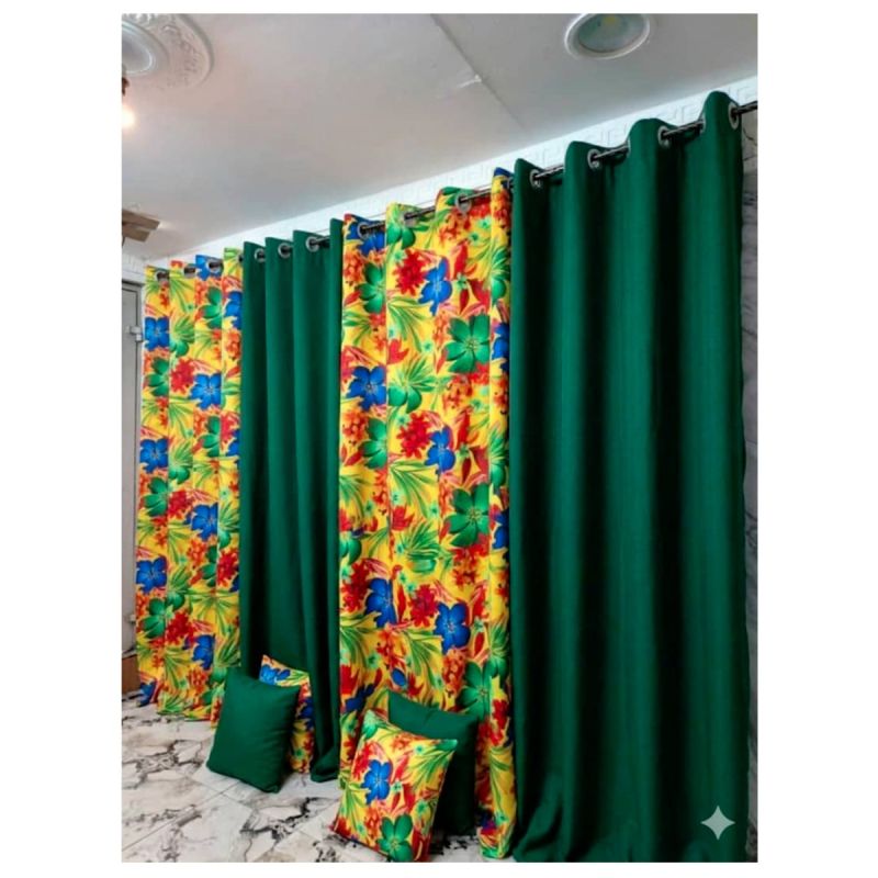 Lot de 4 Rideaux Occultants 280x250 cm + 4 Housses de Coussin Assorties – Couleur Vert Sapin & Motif Floral Tropical Multicolore sur Fond Jaune – Design moderne et chaleureux