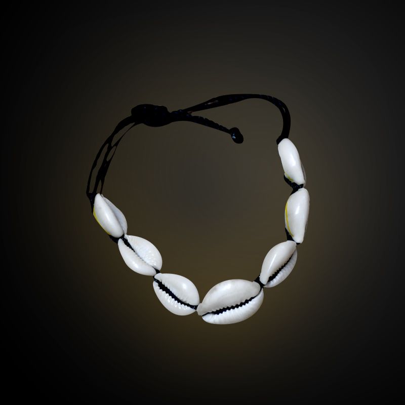 Bracelet traditionnel pour la main en cauris l Glotelho Cameroun