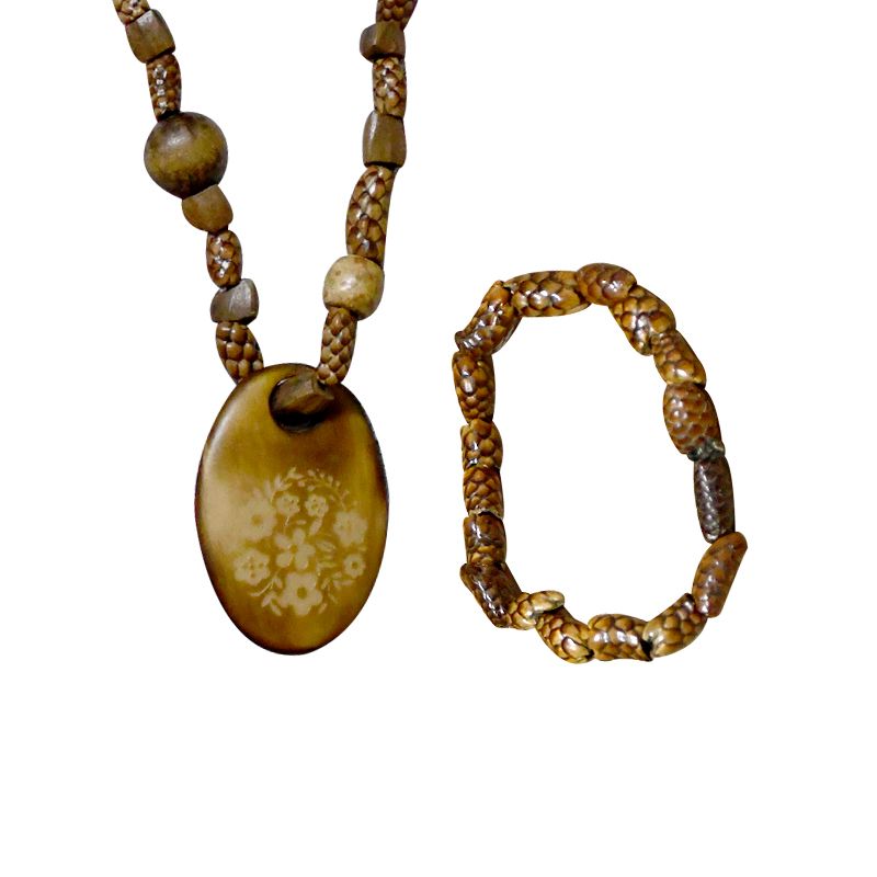 Collier traditionnel en matériaux fruit noir et fruit de raphia combiné