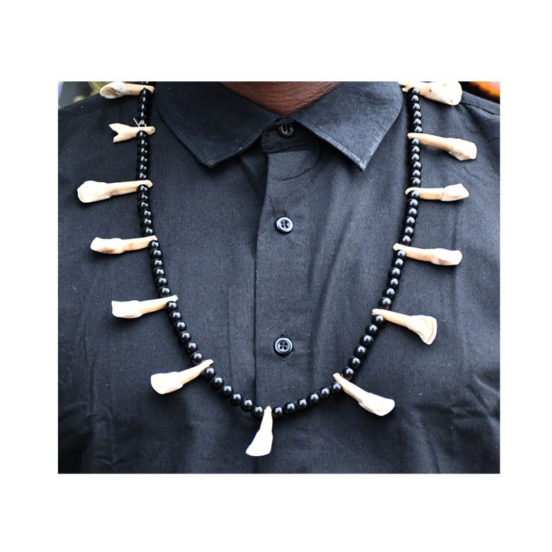 Collier traditionnel originale avec les dents de phacochère 