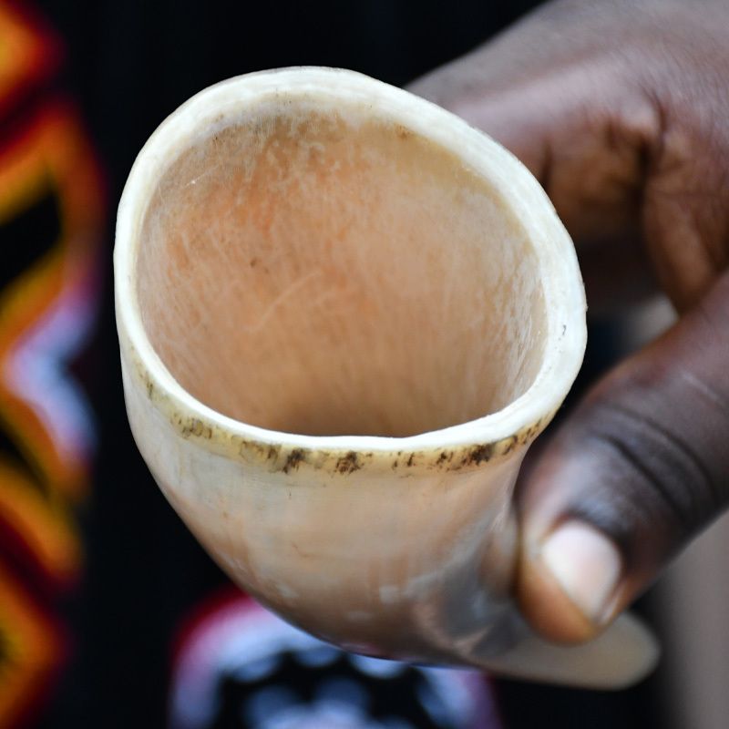 Coupe traditionnel en corne de bœuf 