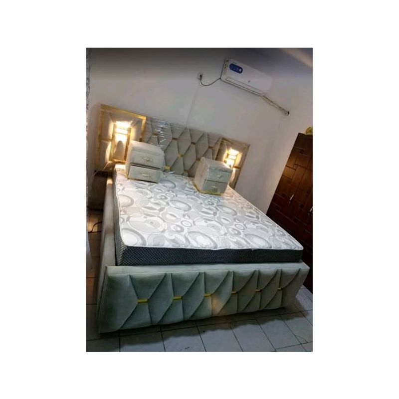 Lit Complet Capitonné LED + 2 Tables de Chevet + Matelas Orthopédique – Tête de Lit Losange + 2 Oreillers – Gris Clair (disponible en fabrication)
