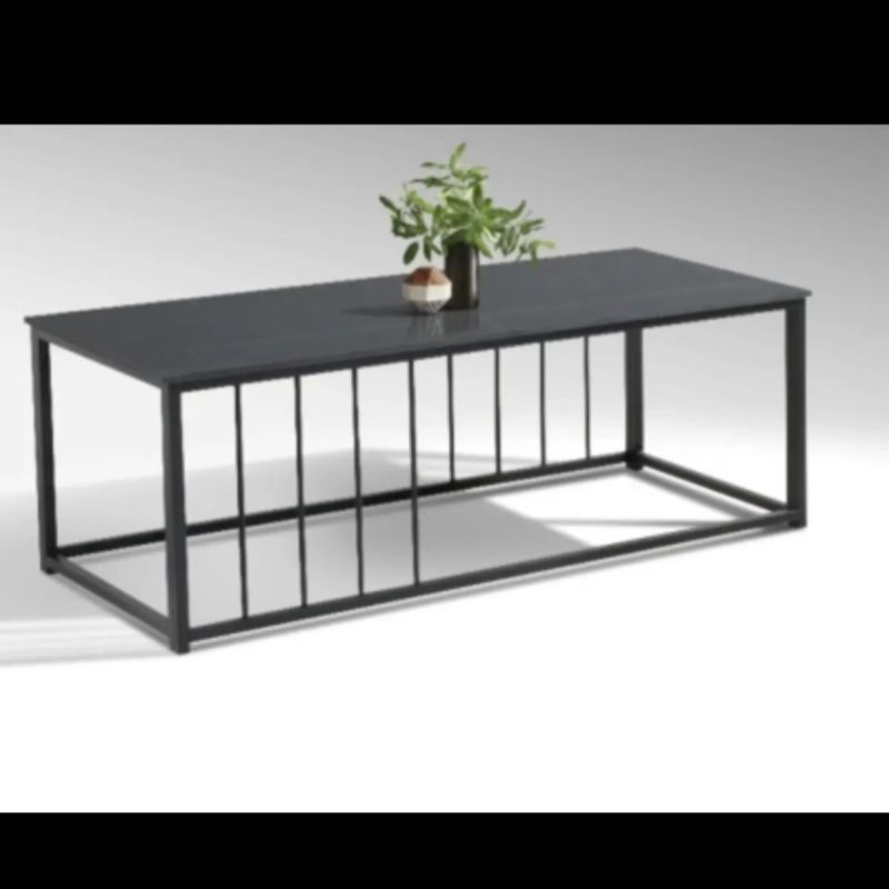 Table basse avec plateau en pierre et structure en métal chez Glotelho