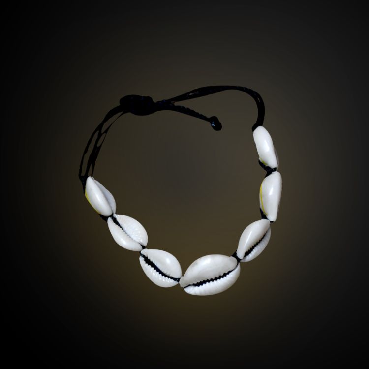 Bracelet traditionnel pour la main en cauris