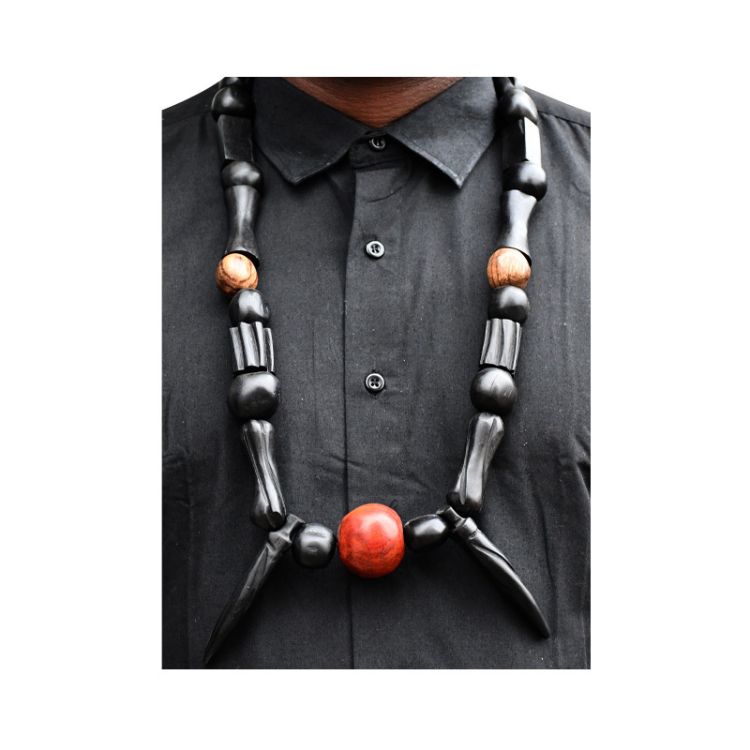 Collier traditionnel en bois décoré - dents artificielles de phacochère