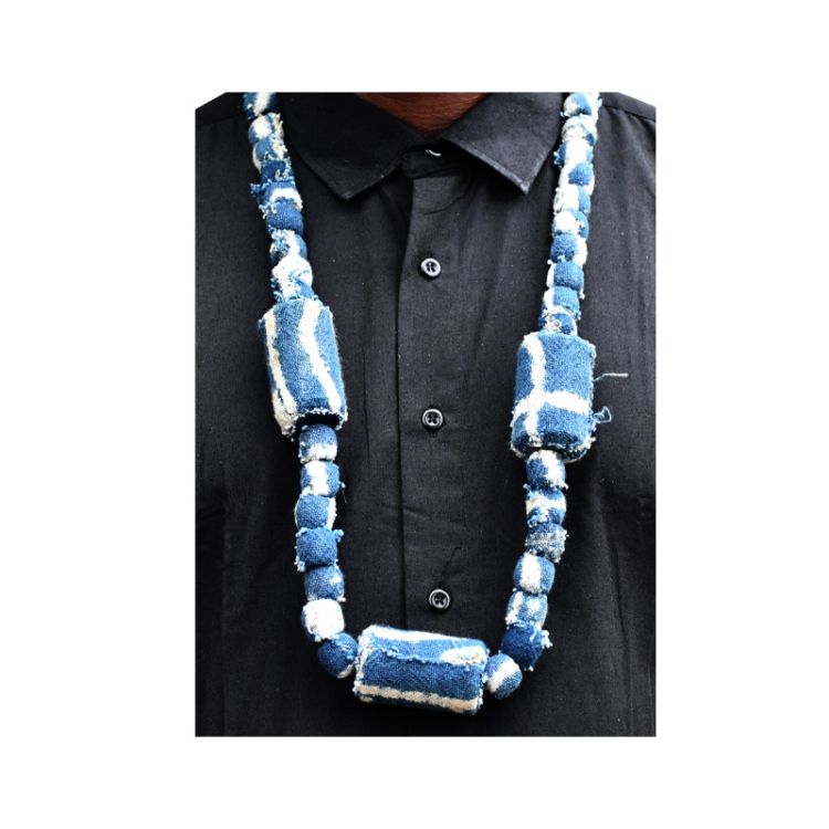 Collier traditionnel en tissu ndop 