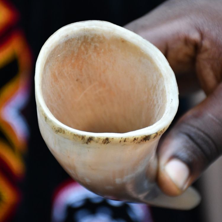 Coupe traditionnel en corne de bœuf 