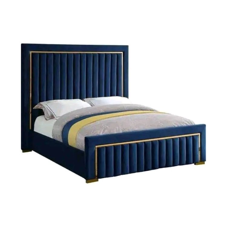 Lit Complet Capitonné en Velours – Modèle Prestige Doré – Cadre & Bordures Or – Tête + Matelas Orthopédique + 2 Oreillers – Bleu Marine (disponible en fabrication)