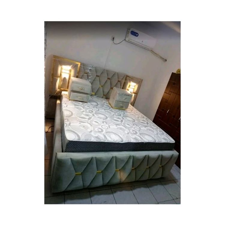 Lit Complet Capitonné LED + 2 Tables de Chevet + Matelas Orthopédique – Tête de Lit Losange + 2 Oreillers – Gris Clair (disponible en fabrication)